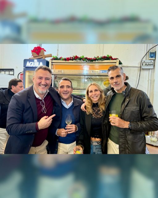 Hemos pasado un día espectacular celebrando la comida de Navidad con la MLS de inmobiliarias de Dos Hermanas.
Compañeros de profesión… y amigos ❤️ Los cuales nos acogieron hace meses por unanimidad, y a los cuales les estamos muy agradecidos.

Disfrutamos a lo grande en el Bar El Carrillo, con su patio reservado solo para nosotros, buena comida y mejor ambiente.
Y para rematar, tuvimos la suerte de contar con el grupo Los Chicharrones y la sorprendente voz de Antonio Romero “Romerito”, que nos hizo vibrar.
¡No paramos de bailar! 💃🕺

Un día impresionante, de esos que se quedan en el recuerdo y que merecen repetirse.
Gracias a tod@s por hacerlo posible ❤️

🎄 ¡Felices fiestas! 🎄

#MLSdosHermanas #NavidadMLS #ComidaDeNavidad
#BuenAmbiente #CompañerosYAmigos #ProfesiónYAmistad #DosHermanas #BarElCarrillo #LosChicharrones #romerito