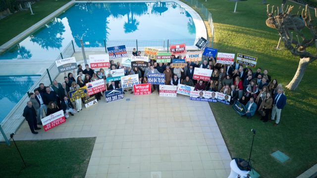 ¡¡𝓔𝓵 𝓹𝓪𝓼𝓪𝓭𝓸 28 𝓭𝓮 𝓷𝓸𝓿𝓲𝓮𝓶𝓫𝓻𝓮 𝓿𝓲𝓿𝓲𝓶𝓸𝓼 𝓾𝓷 𝓭í𝓪 𝓶𝓾𝔂 𝓮𝓼𝓹𝓮𝓬𝓲𝓪𝓵!!

Nos reunimos las mejores inmobiliarias de Sevilla, todas pertenecientes a Alianza Sevilla – la Agrupación Inmobiliaria de Sevilla, que representa aproximadamente el 30 % del sector inmobiliario en Sevilla y su área metropolitana. 

💙Alianza Sevilla no es solo una red profesional: es un proyecto de colaboración real entre agencias, con más de 80 agencias colaborando, más de 460 agentes al servicio del ciudadano y cientos de viviendas en cartera compartida, trabajando unidos para ofrecer un mejor servicio. 

Fue una jornada donde, además de celebrar nuestra comida de Navidad, pudimos reencontrarnos con compañeros de muchos años, esos que día tras día están ahí para:

🤝 trabajar juntos en nuestras compartidas;
🤝 ayudarnos mutuamente en lo profesional;
🤝 y, sobre todo, para seguir construyendo una gran familia de AMIGOS.

Gracias a todos por hacerlo posible un año más. ❤️
📸 Aquí os dejamos algunas fotos que reflejan lo bien que lo pasamos.

#AlianzaSevilla #AgrupaciónInmobiliaria #InmobiliariasDeSevilla #ComidaDeNavidad #ProfesionalesInmobiliarios #Compañerismo
#TrabajoEnEquipo #NetworkingInmobiliario